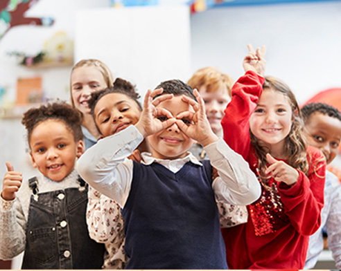 Leerlingen van de lagere school kijken blij