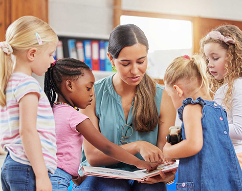 Leerkacht en leerlingen uit het lager onderwijs